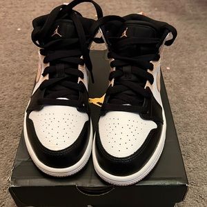 BRAND NEW AIR JORDAN 1 MID SIZE 2